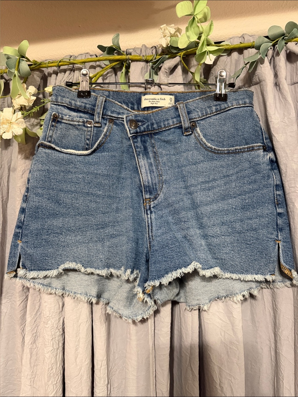 Abercrombie & Fitch The Mom Short High Rise